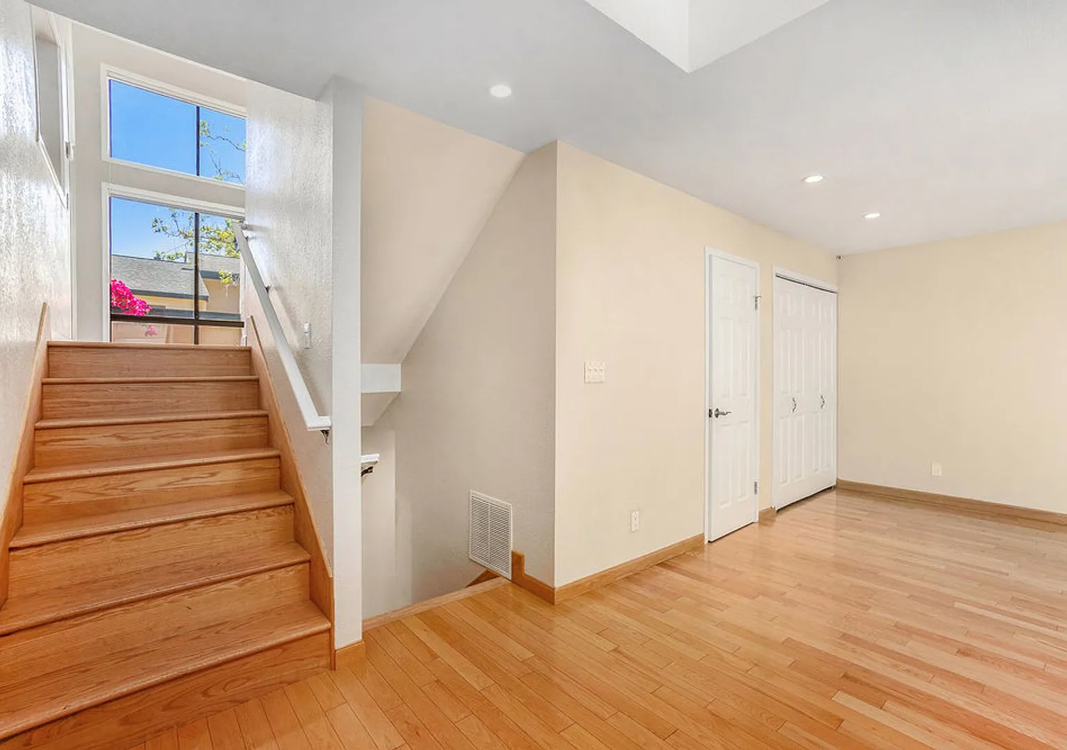 109 Carob Lane - 4++ bedroom | 3.5 bath | Single family home — Photo 2