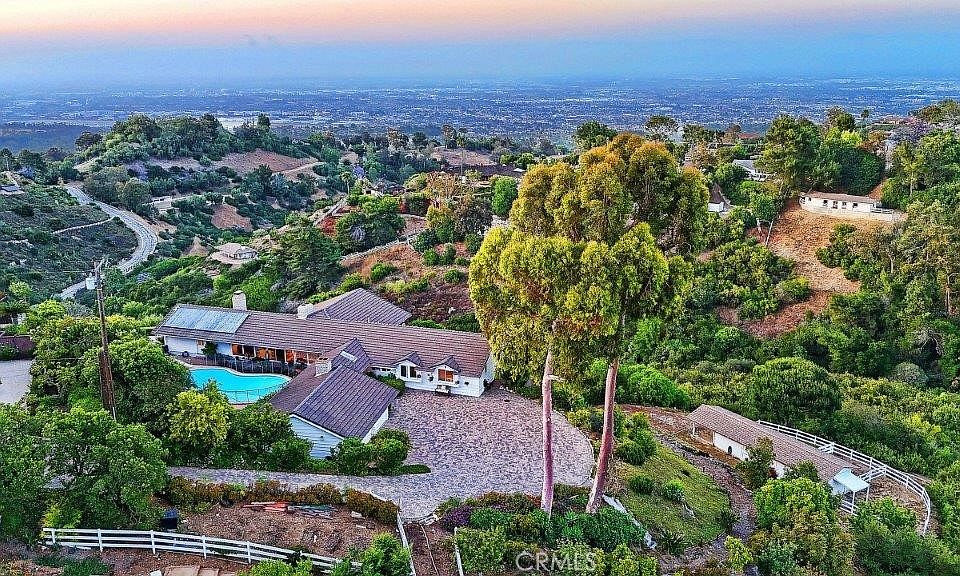 1st image of 9 Reata Ln