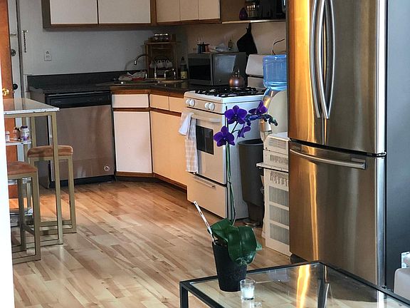 5th image of 1930 N Sheffield Ave APT 2R