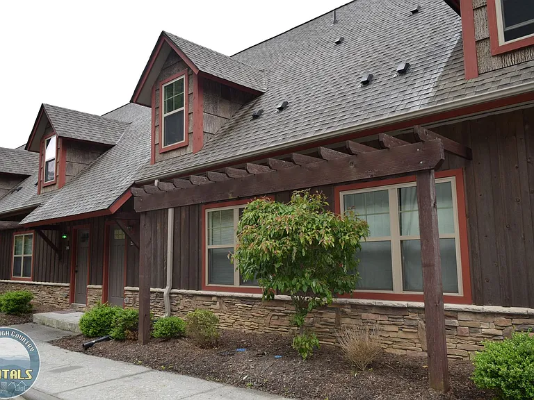 Forrest Edge Townhomes! - 4bd/4ba: Centrally Located! Upscale Student Living! — Photo 27
