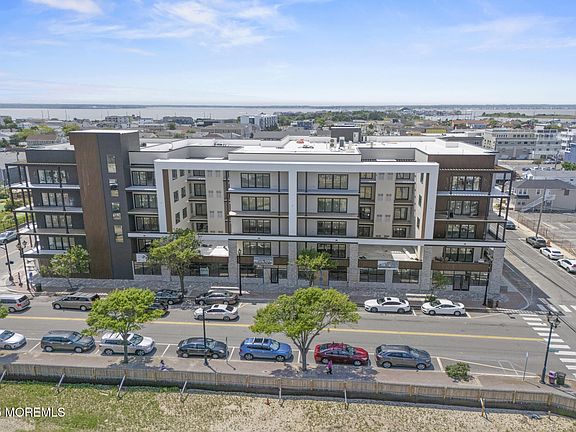 2nd image of 401 Boulevard #402