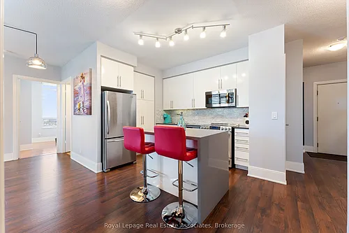 330 Burnhamthorpe Rd W Photo 1