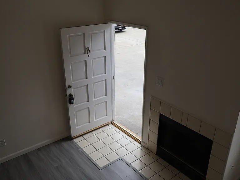 1323 W Palmyra Ave #B — Photo 3
