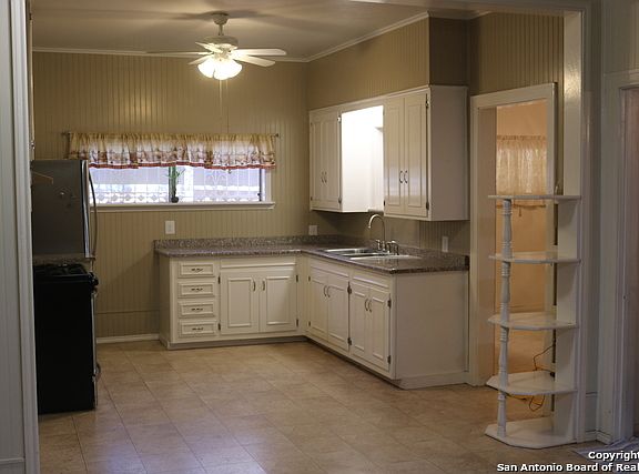 3rd image of 1726 W Mistletoe Ave
