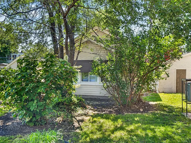 6118 Vermont Ave — Photo 3