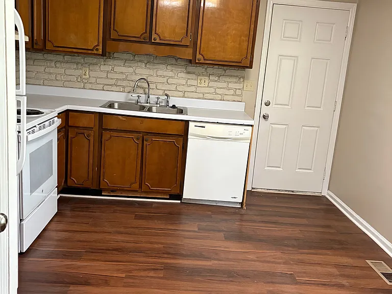 108 Woodglen Ct — Photo 6