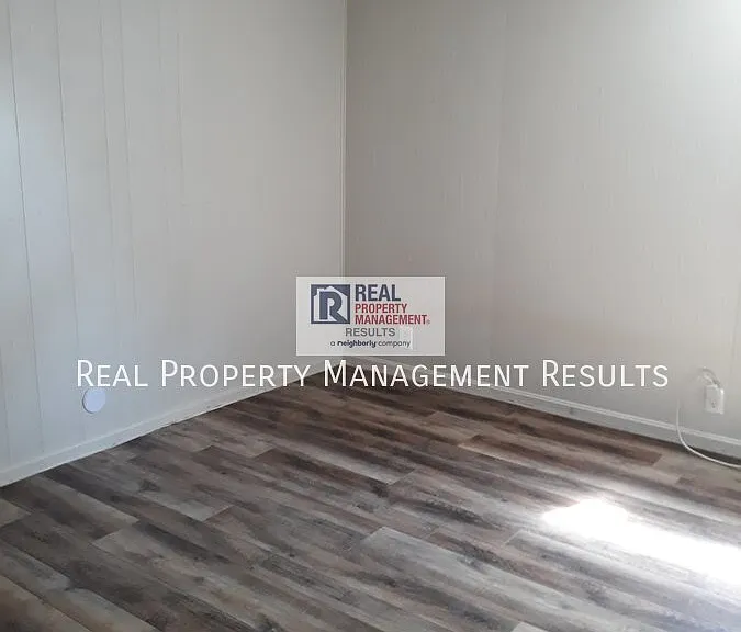 209 E Division St #B — Photo 6