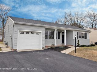 11 Norfolk Dr, Toms River, NJ 08757