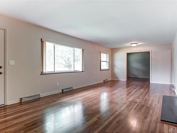 2nd image of 1022 Chateau Dr