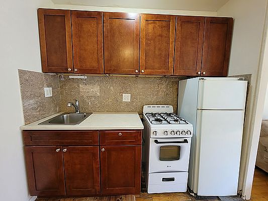 3rd image of 305 E 105th St #22