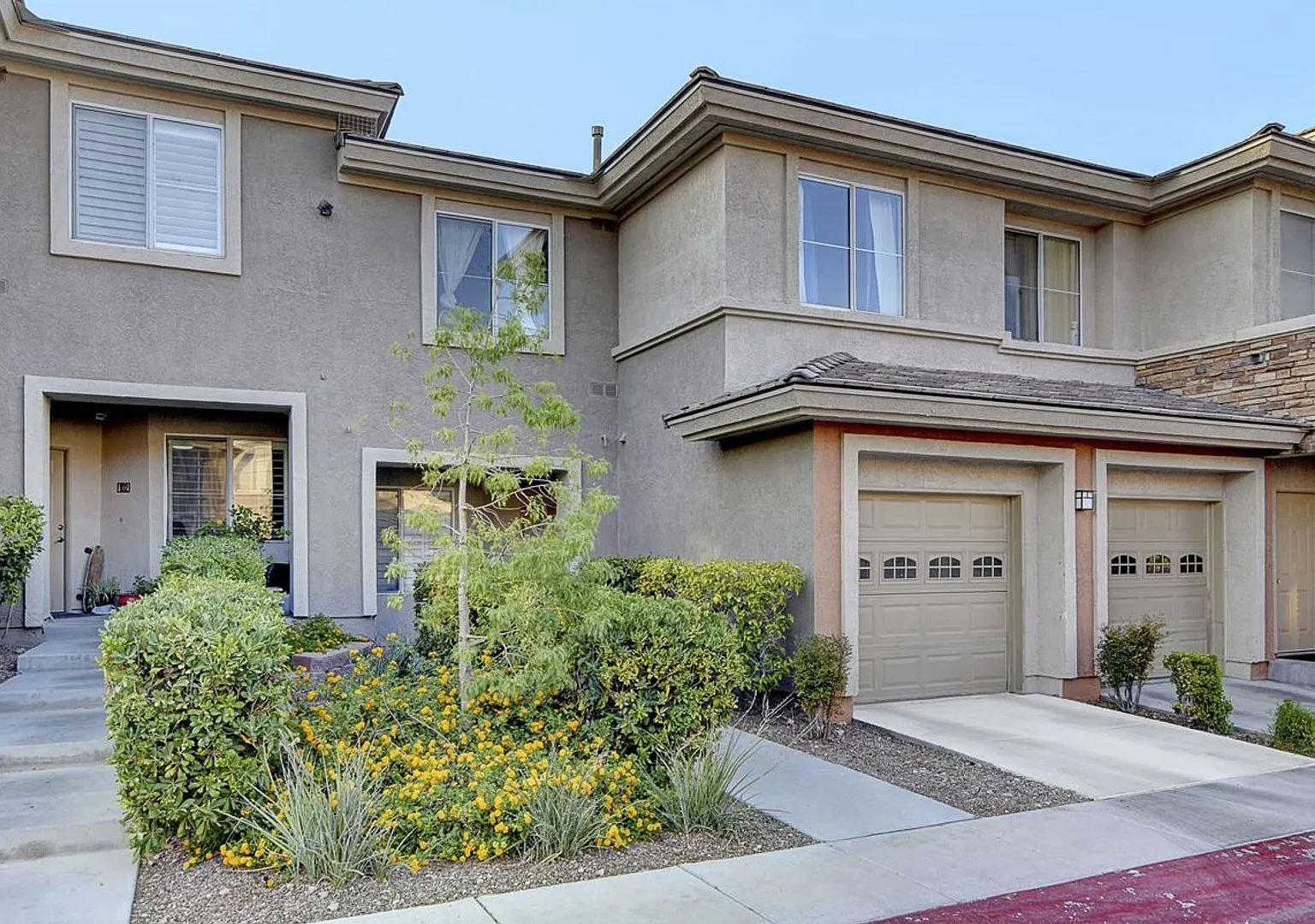 Upgraded & Beautiful Gated 3 Bedroom Condo! — Photo 2