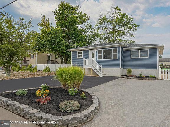 3rd image of 206 Teakwood Dr