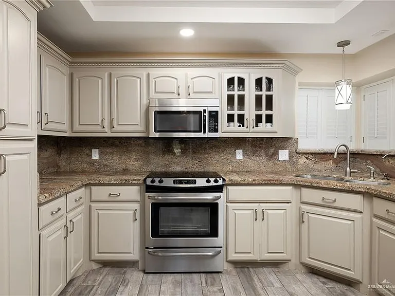 413 E Wisteria Ave — Photo 6