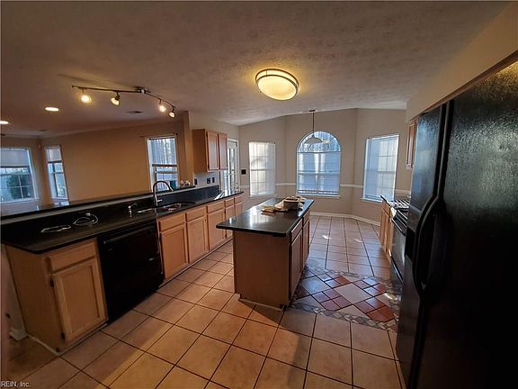 4th image of 202 Saint George Dr