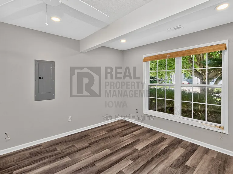1229 E 18th St — Photo 27