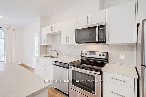 690 King St W #218 — Photo 3