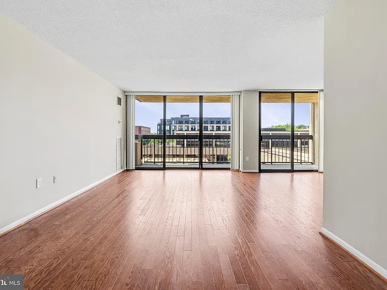 400 Madison St #310 — Photo 10