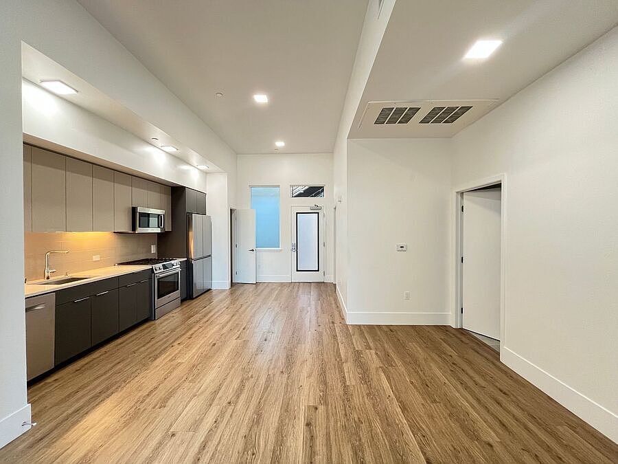 1st image of 1545 32nd St #206