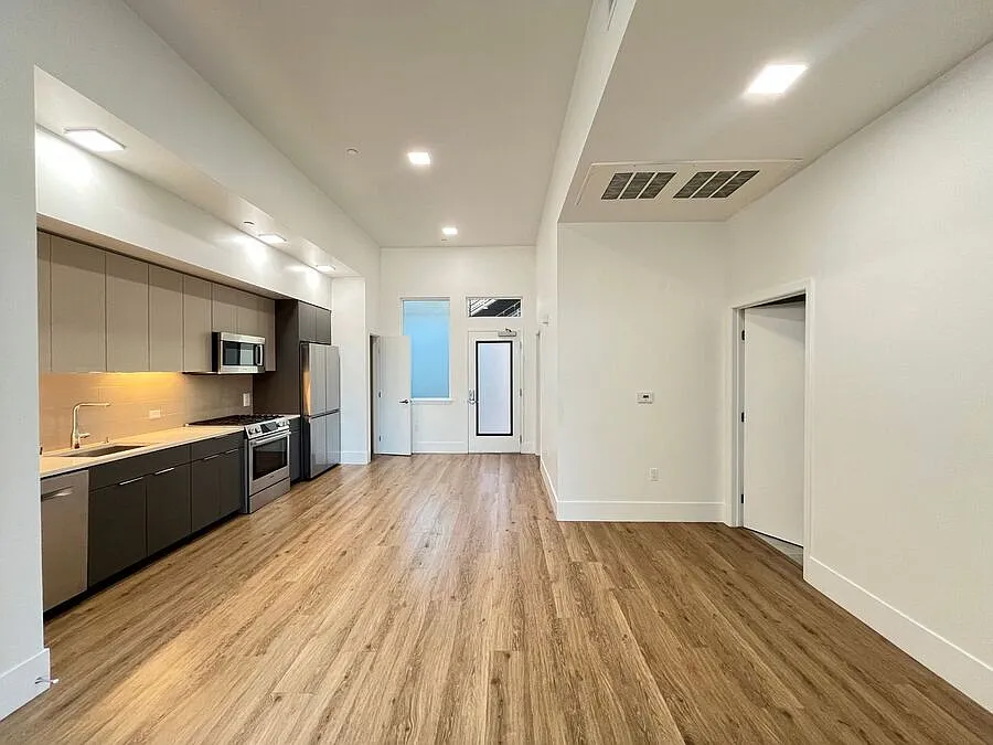 1545 32nd St #206 photo 1