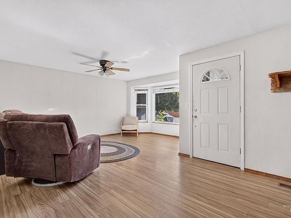 4th image of 1120 Opal Ct