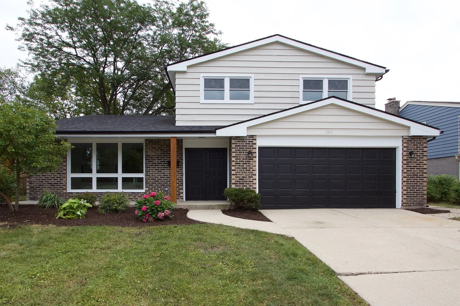 2611 N Phelps Ave photo 1