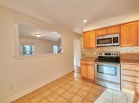 2nd image of 844 Commerce St