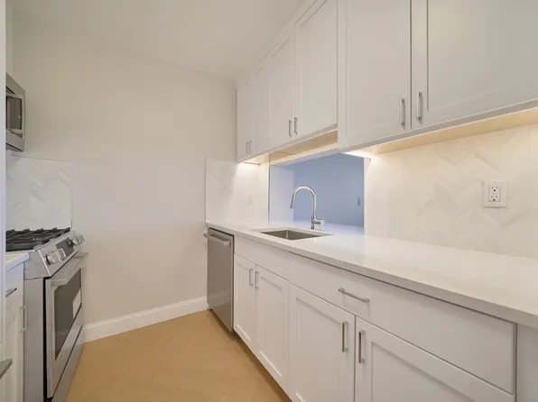 160 Riverside Boulevard image 4 of 12