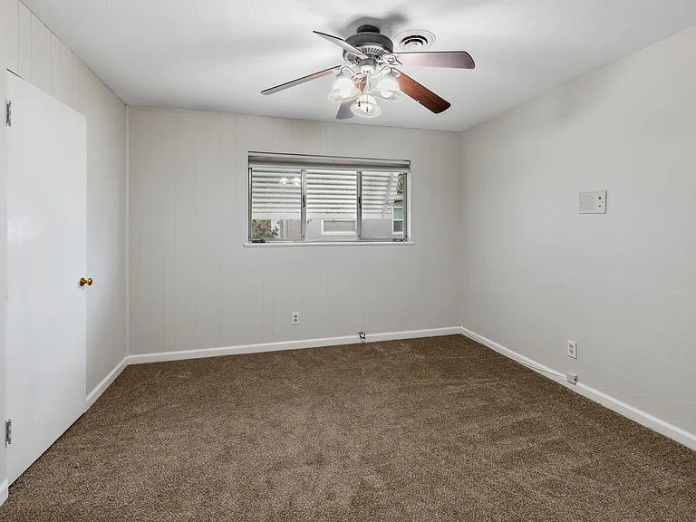 704 Windsor Dr — Photo 15