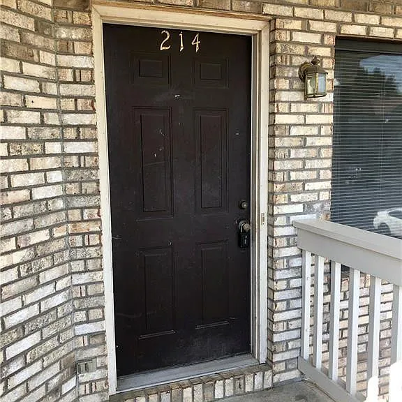 214 English Ct — Photo 2