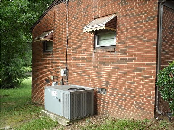 3rd image of 1231 Evans St