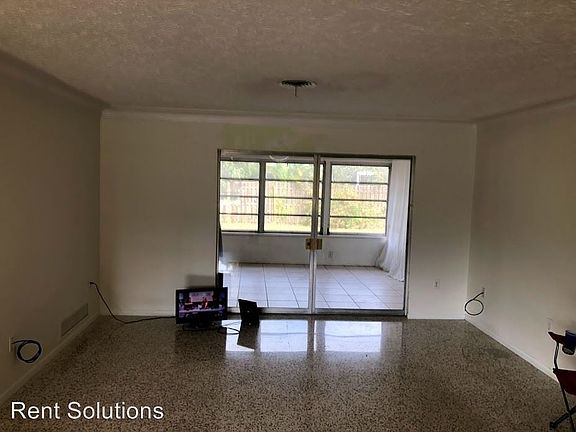 4th image of 3059 Pinecrest St