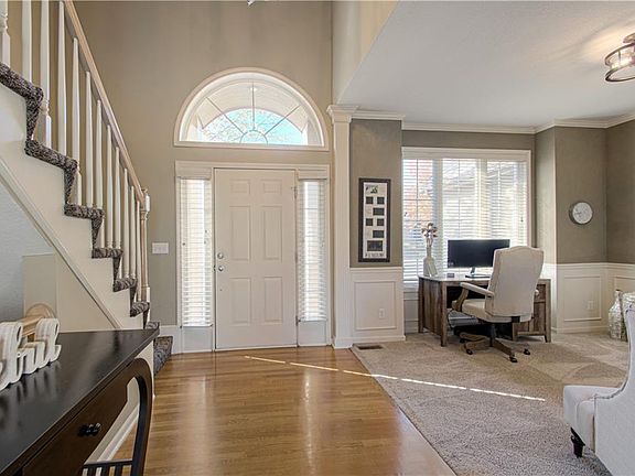 4th image of 304 NE Hidden Valley Way