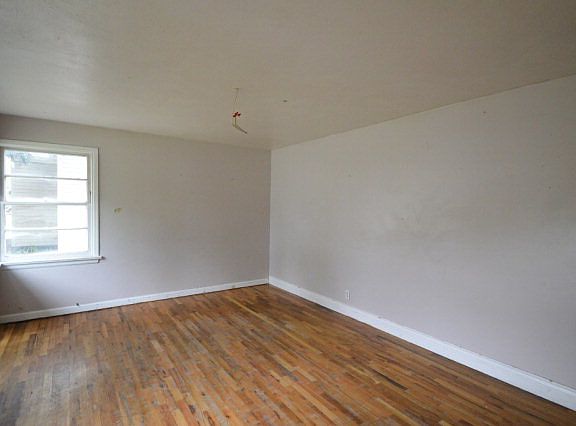2nd image of 271 E 24th St
