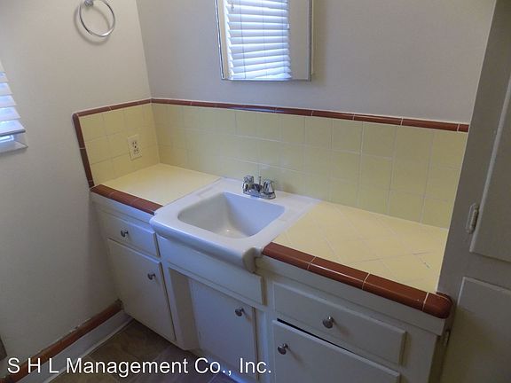 3rd image of 1037 2nd St APT 03