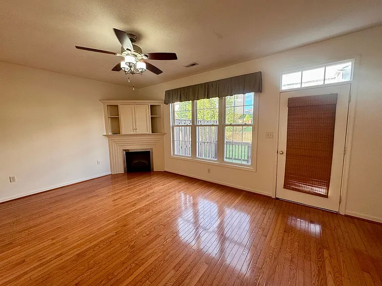 2948 Crystal Spring Ln — Photo 6