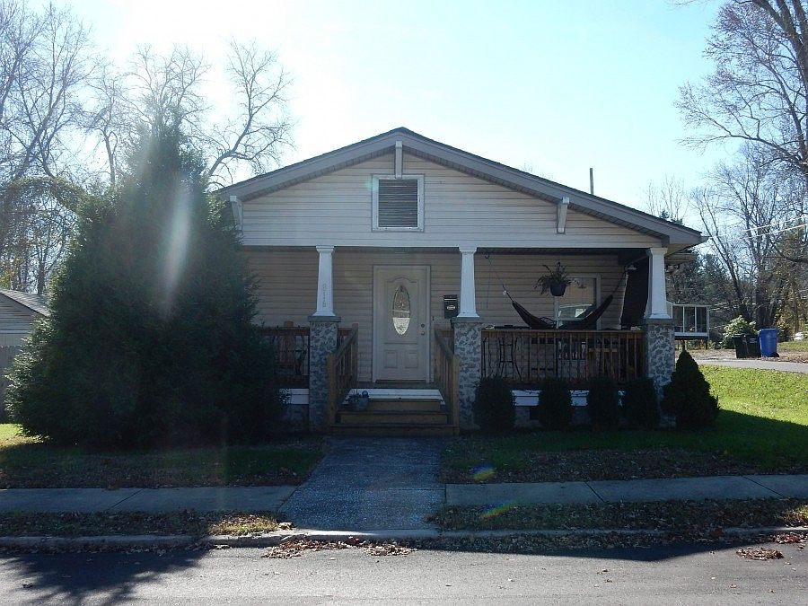 1st image of 816 1st Ave W