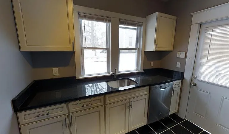 918 E Colvin St — Photo 5