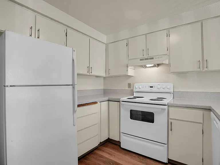 Garden Court Apts. — Photo 17