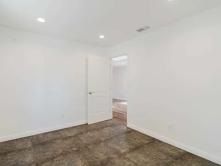 13856 Runnymede St — Photo 18