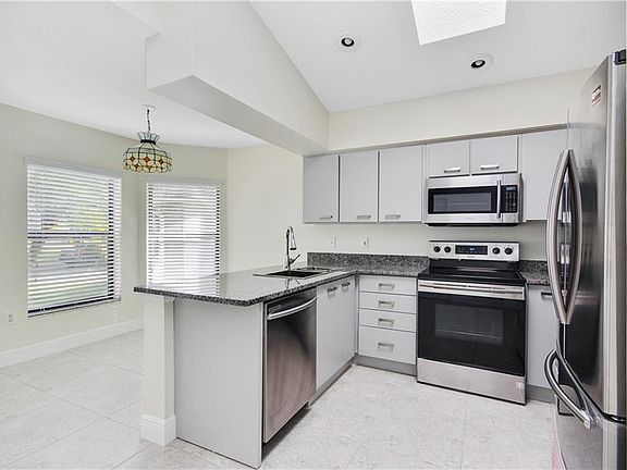 5th image of 4243 Sandhurst Dr