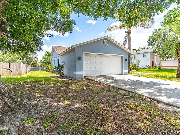 5126 Martinique Dr — Photo 18