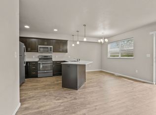 5741 Summerland Dr, Waterloo, IA 50701