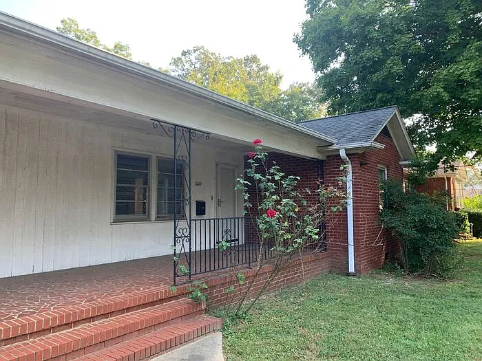 2 bed, 1.0 bath, 1220 sqft, $1,100 — Photo 2