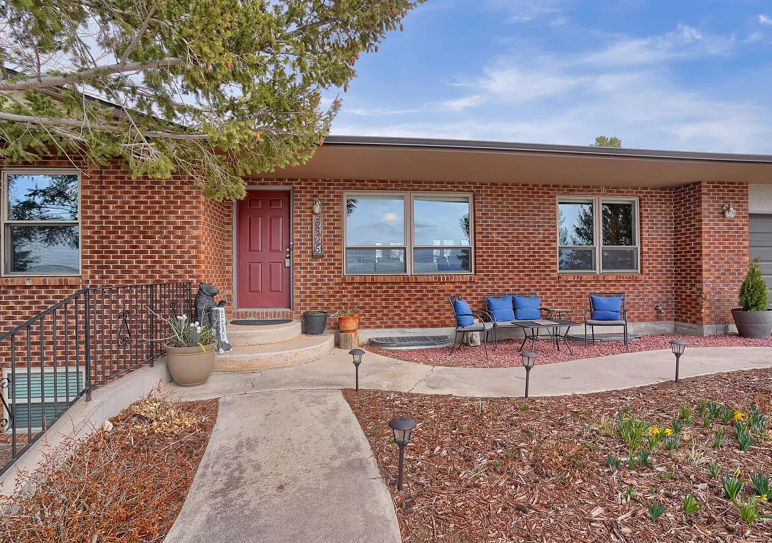 5 bed, 3.5 bath, 4064 sqft, $4,200 — Photo 2