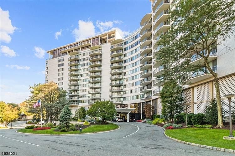 1st image of 1 Claridge Dr APT 621