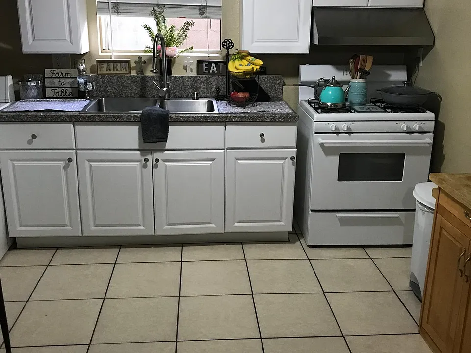 E 5th St