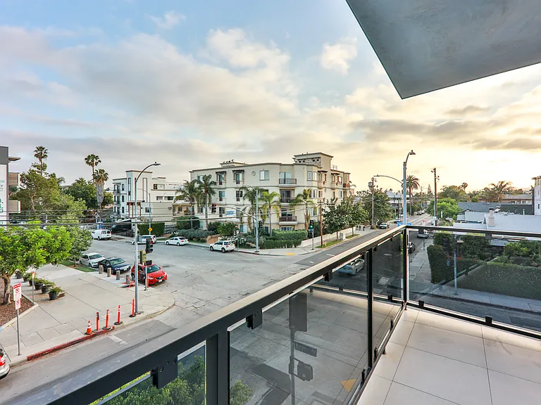 900 N Wilcox Ave #105 — Photo 33