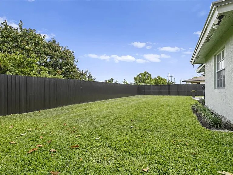 401 NW 16th Pl — Photo 14