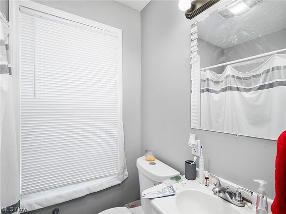 4th image of 2021 Halstead Ave