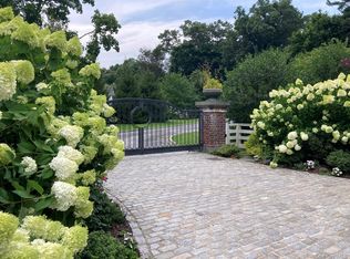 2 Red Ground Rd, Old Westbury, NY 11568